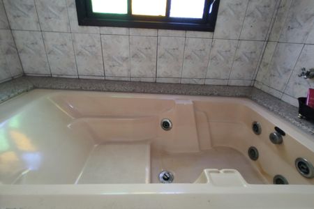 Casa de condomínio para alugar com 367m², 5 quartos e 4 vagasBanheiro da Suíte