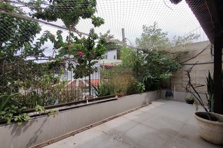 Casa de condomínio para alugar com 367m², 5 quartos e 4 vagasQuintal