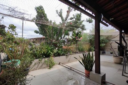 Casa de condomínio para alugar com 367m², 5 quartos e 4 vagasQuintal