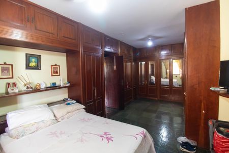 Casa à venda com 360m², 4 quartos e 4 vagas Casa à venda com 360m², 4 quartos e 4 vagasSuíte