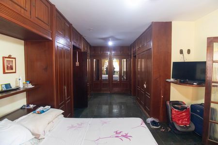Casa à venda com 360m², 4 quartos e 4 vagas Casa à venda com 360m², 4 quartos e 4 vagasSuíte