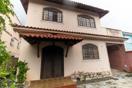 Casa à venda com 360m², 4 quartos e 4 vagas Casa à venda com 360m², 4 quartos e 4 vagasFachada