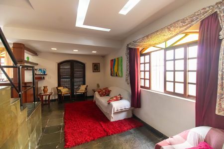 Casa à venda com 360m², 4 quartos e 4 vagas Casa à venda com 360m², 4 quartos e 4 vagasSala