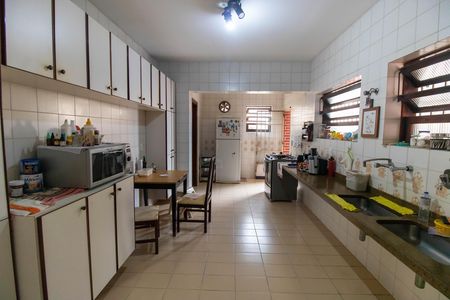 Casa à venda com 360m², 4 quartos e 4 vagas Casa à venda com 360m², 4 quartos e 4 vagasCozinha