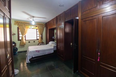 Casa à venda com 360m², 4 quartos e 4 vagas Casa à venda com 360m², 4 quartos e 4 vagasSuíte