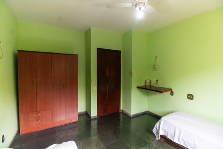 Casa à venda com 360m², 4 quartos e 4 vagas Casa à venda com 360m², 4 quartos e 4 vagasQuarto 2