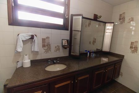 Casa à venda com 360m², 4 quartos e 4 vagas Casa à venda com 360m², 4 quartos e 4 vagasBanheiro 1