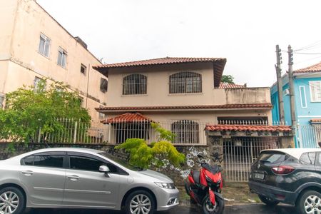 Casa à venda com 360m², 4 quartos e 4 vagas Casa à venda com 360m², 4 quartos e 4 vagasFachada