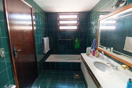 Casa à venda com 360m², 4 quartos e 4 vagas Casa à venda com 360m², 4 quartos e 4 vagasBanheiro da Suíte