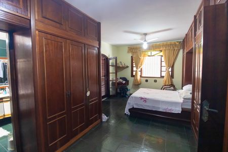Casa à venda com 360m², 4 quartos e 4 vagas Casa à venda com 360m², 4 quartos e 4 vagasSuíte