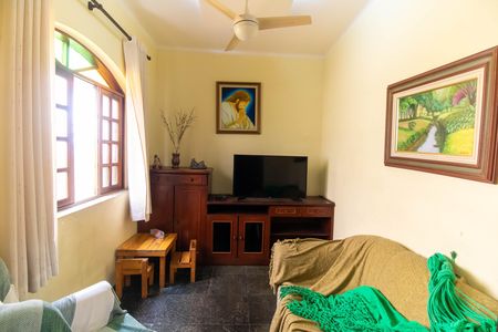 Casa à venda com 360m², 4 quartos e 4 vagas Casa à venda com 360m², 4 quartos e 4 vagasSala