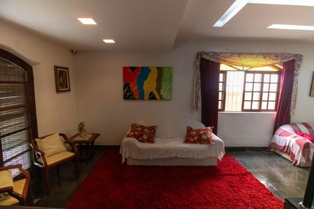 Casa à venda com 360m², 4 quartos e 4 vagas Casa à venda com 360m², 4 quartos e 4 vagasSala
