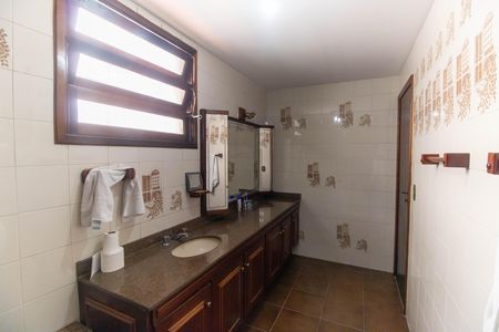 Casa à venda com 360m², 4 quartos e 4 vagas Casa à venda com 360m², 4 quartos e 4 vagasBanheiro 1