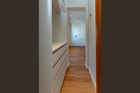 Apartamento à venda com 69m², 2 quartos e 1 vaga Apartamento à venda com 69m², 2 quartos e 1 vagaCloset da suíte