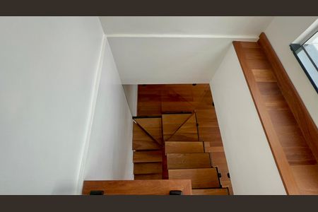 Apartamento para alugar com 144m², 2 quartos e 1 vaga Apartamento para alugar com 144m², 2 quartos e 1 vagaEscada