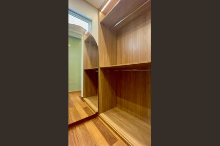 Apartamento para alugar com 144m², 2 quartos e 1 vaga Apartamento para alugar com 144m², 2 quartos e 1 vagaCloset da suíte 2