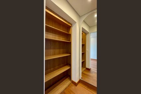 Apartamento para alugar com 144m², 2 quartos e 1 vaga Apartamento para alugar com 144m², 2 quartos e 1 vagaCloset da suíte 1