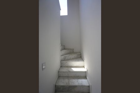 Casa à venda com 95m², 3 quartos e 2 vagasEscada