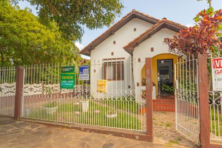 Casa à venda com 132m², 2 quartos e 2 vagas Casa à venda com 132m², 2 quartos e 2 vagasFachada/placa