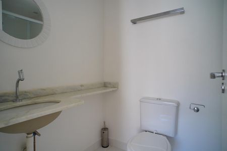 Banheiro suíte de apartamento para alugar com 3 quartos, 70m² em Vila Ipiranga, Porto Alegre