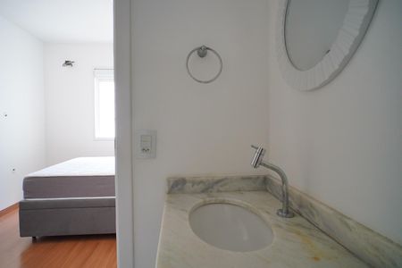 Banheiro suíte de apartamento para alugar com 3 quartos, 70m² em Vila Ipiranga, Porto Alegre