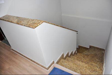 Casa à venda com 230m², 3 quartos e 2 vagasDetalhe - Escada Quartos