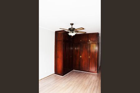 Casa à venda com 230m², 3 quartos e 2 vagasDetalhe - Quarto 01 com Suíte