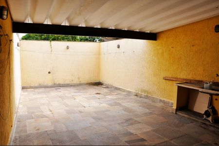 Casa à venda com 230m², 3 quartos e 2 vagasDetalhe - Quintal