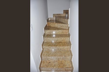 Casa à venda com 230m², 3 quartos e 2 vagasDetalhe - Escada Quartos