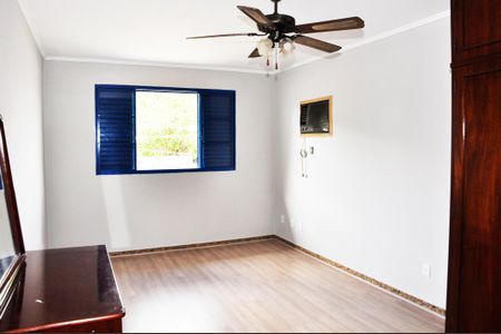 Casa à venda com 230m², 3 quartos e 2 vagasDetalhe - Quarto 01 com Suíte