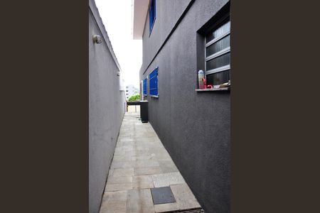 Casa à venda com 230m², 3 quartos e 2 vagasDetalhe - Corredor Externo