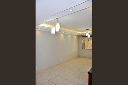 Casa à venda com 230m², 3 quartos e 2 vagasDetalhe - Sala