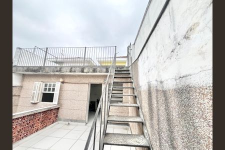 Escada de casa para alugar com 1 quarto, 35m² em Conjunto Residencial Novo Pacaembu, São Paulo