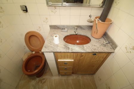 Banheiro 1 de casa para alugar com 2 quartos, 200m² em Conjunto Residencial Novo Pacaembu, São Paulo