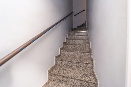 Casa de condomínio à venda com 68m², 2 quartos e 1 vaga Casa de condomínio à venda com 68m², 2 quartos e 1 vagaEscada