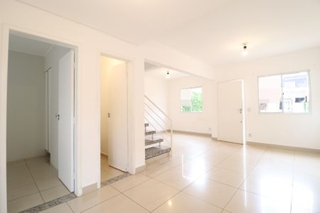 Sala de casa de condomínio para alugar com 3 quartos, 100m² em Morada da Colina, Uberlândia