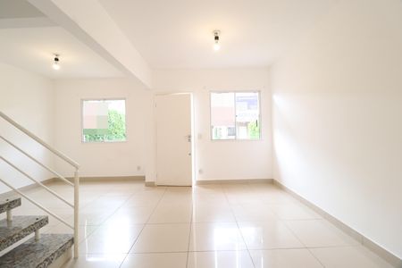 Casa de condomínio para alugar com 100m², 3 quartos e 2 vagasSala