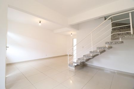 Sala de casa de condomínio para alugar com 3 quartos, 100m² em Morada da Colina, Uberlândia