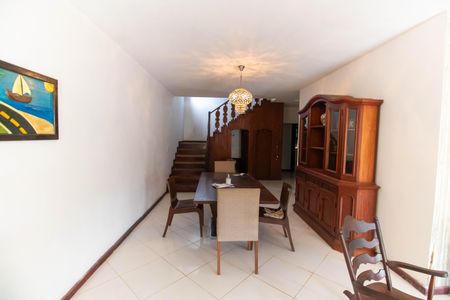 Casa para alugar com 200m², 5 quartos e 3 vagasSala