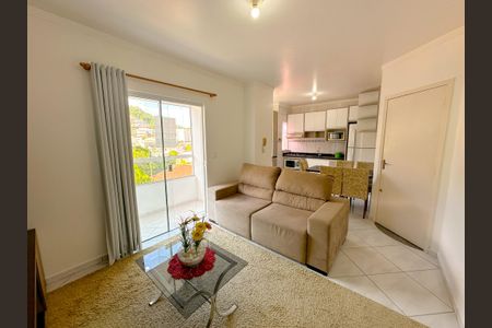 Sala de TV de apartamento para alugar com 2 quartos, 60m² em Forquilhinhas, São José