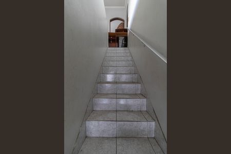 Casa para alugar com 250m², 6 quartos e 8 vagas Casa para alugar com 250m², 6 quartos e 8 vagasEscada