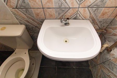 Banheiro de casa para alugar com 2 quartos, 40m² em Jardim Indaia, São Paulo