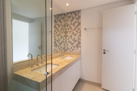 Apartamento para alugar com 156m², 4 quartos e 2 vagas Apartamento para alugar com 156m², 4 quartos e 2 vagasBanheiro 1