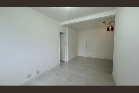 Sala de apartamento à venda com 2 quartos, 58m² em Barra da Tijuca, Rio de Janeiro