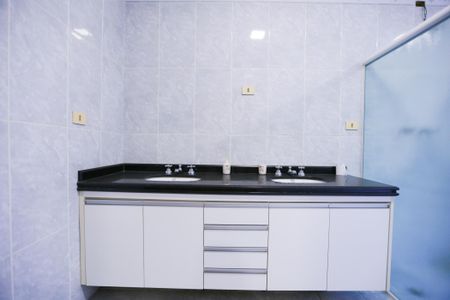 Casa para alugar com 580m², 4 quartos e 8 vagas Casa para alugar com 580m², 4 quartos e 8 vagasBanheiro da Suíte 2