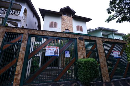 Casa para alugar com 580m², 4 quartos e 8 vagas Casa para alugar com 580m², 4 quartos e 8 vagasFachada