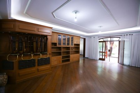 Casa para alugar com 580m², 4 quartos e 8 vagas Casa para alugar com 580m², 4 quartos e 8 vagasSala