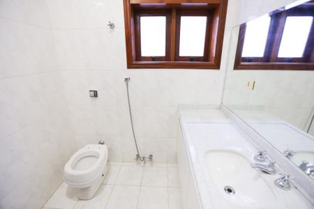 Casa para alugar com 580m², 4 quartos e 8 vagas Casa para alugar com 580m², 4 quartos e 8 vagasBanheiro da Suíte 1