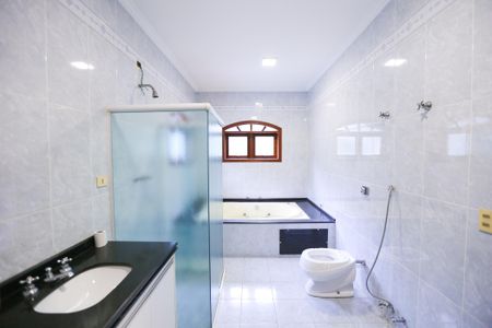Casa para alugar com 580m², 4 quartos e 8 vagas Casa para alugar com 580m², 4 quartos e 8 vagasBanheiro da Suíte 2