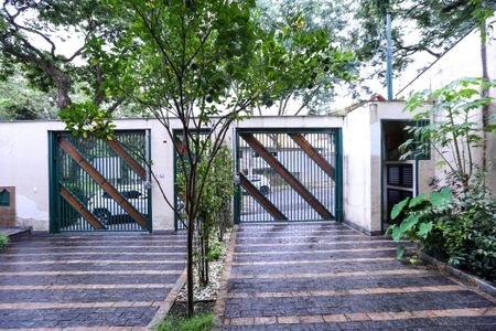 Casa para alugar com 580m², 4 quartos e 8 vagas Casa para alugar com 580m², 4 quartos e 8 vagasGaragem